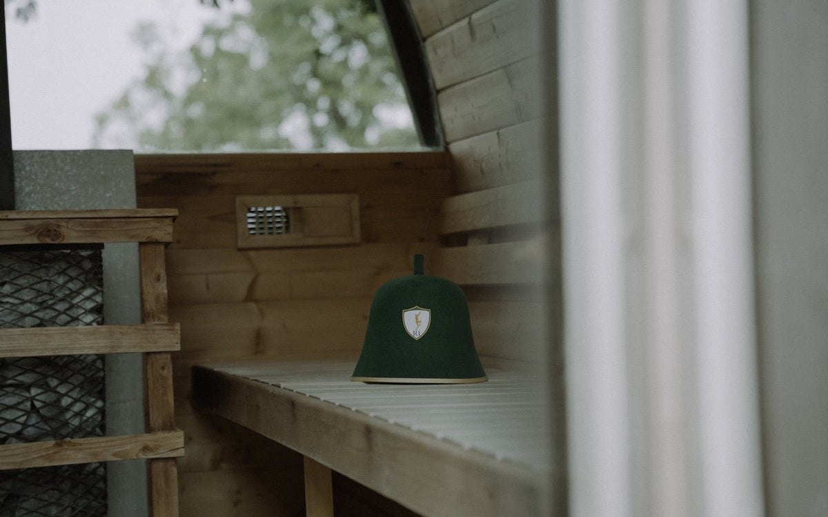Rí Sauna Crown on the bench of a wood-fired sauna